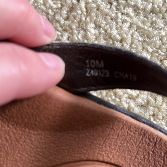 Like New Condition b.o.c. Brown strappy slip on sandals size 10M - Picture 3 of 3